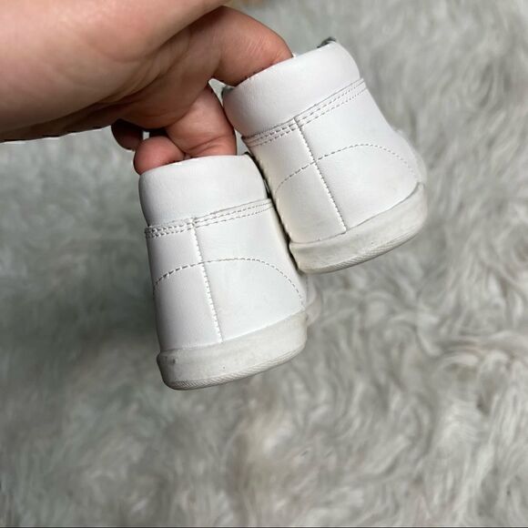 Classy white baby shoes size 4 W - Picture 9 of 13